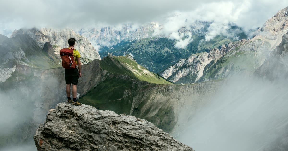 Urban to trail transition in Canadian city and nature
